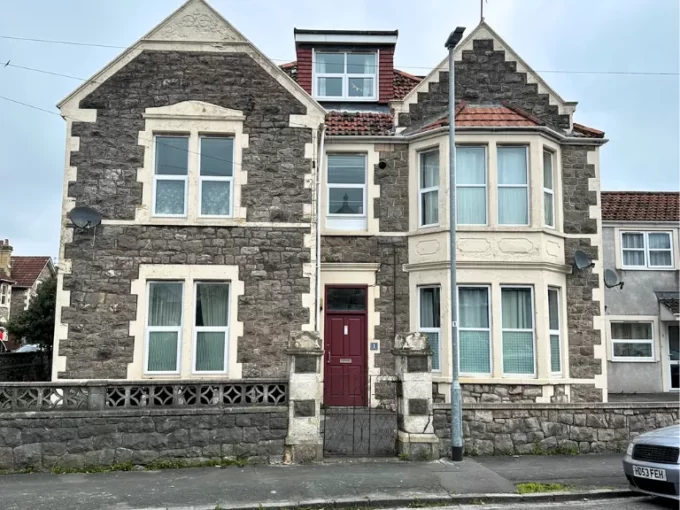 Exterior of a Victorian 1 bedroom flat to rent in Weston-super-Mare, with on-street parking.