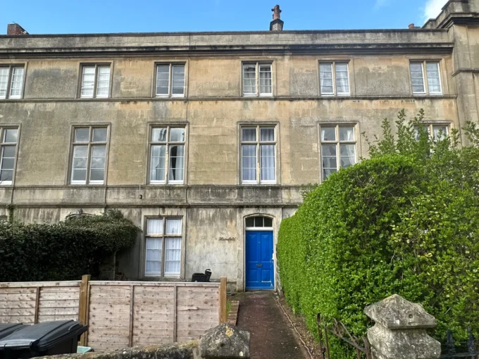 The exterior of 1 bed flat to rent in Weston-Super-Mare town centre, with front yard area.